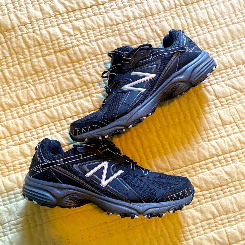 Black tennis shoes